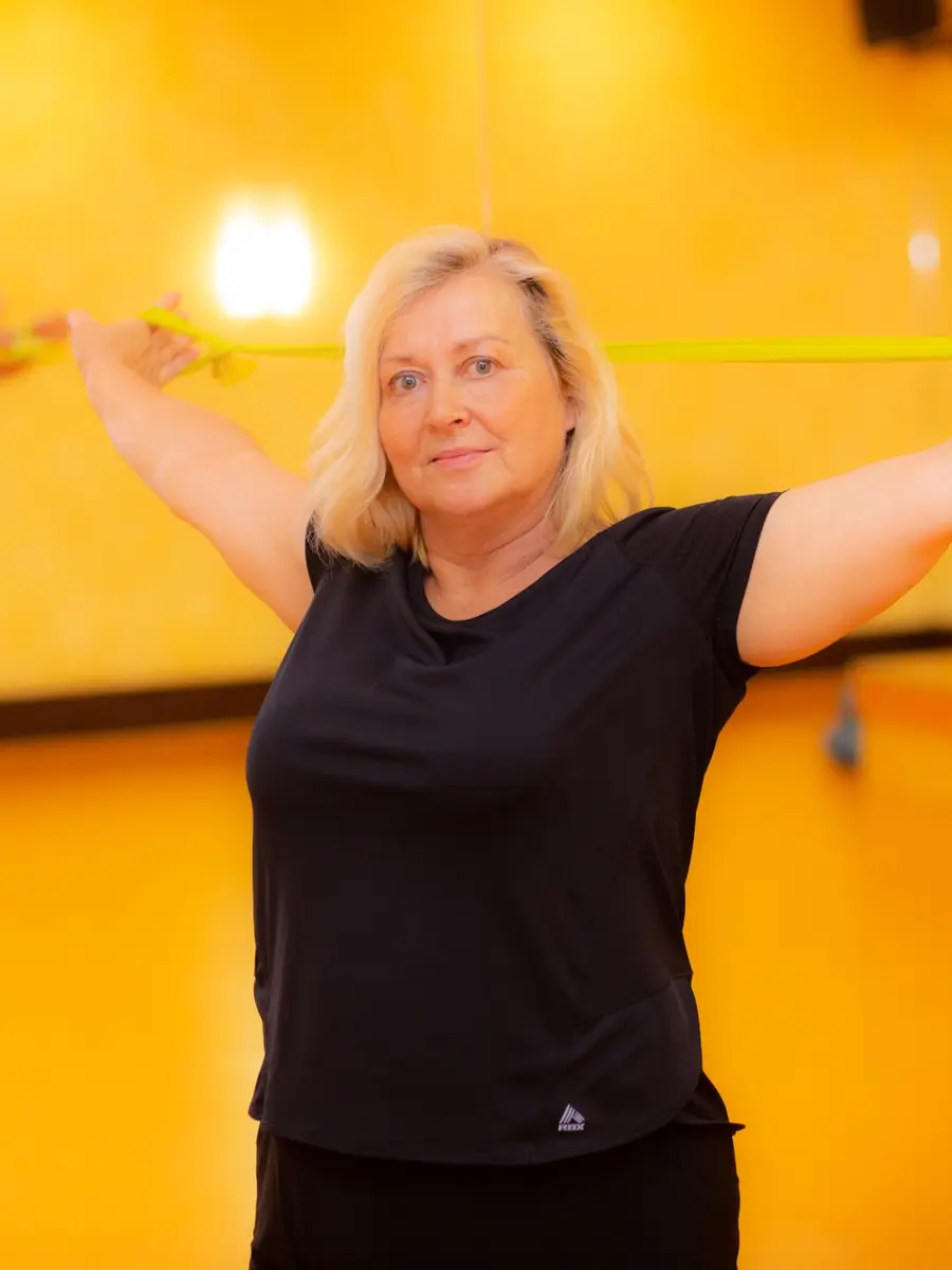 Orthopädischer Rehasport für Frauen in Weimar Teilnehmerin beim orthopädischen Rehasport im POM Lady Weimar – Theraband-Übung für Schultern und oberen Rücken